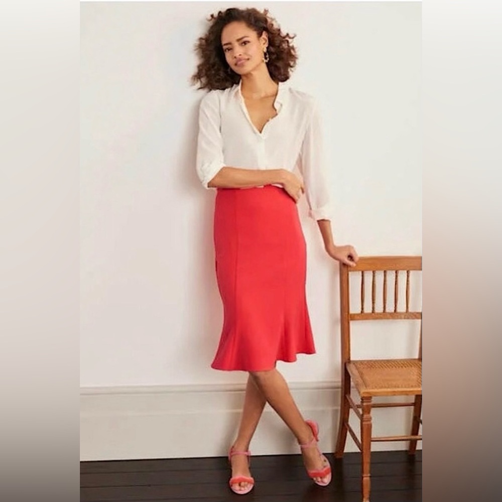 Boden Violette skirt NWT in pop peony
Size: 22